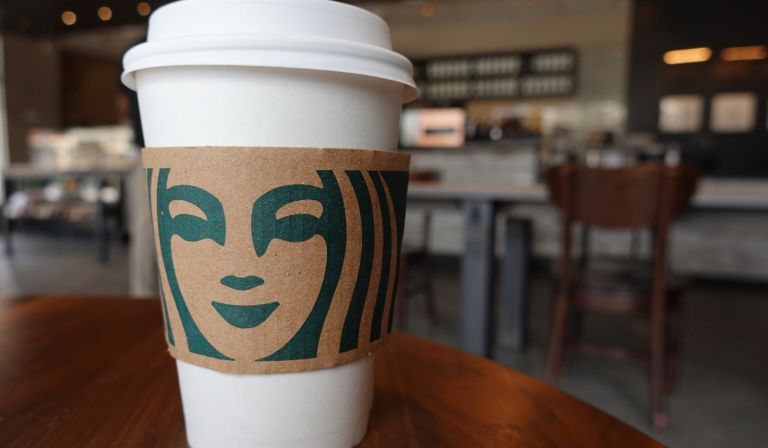 एक स्टारबक्स कॉफी कप एक मेज पर बैठता है क्योंकि कंपनी ने मियामी, फ्लोरिडा में 11 जून, 2021 को कुछ कॉफी की दुकानों पर आपूर्ति की कमी की सूचना दी थी।