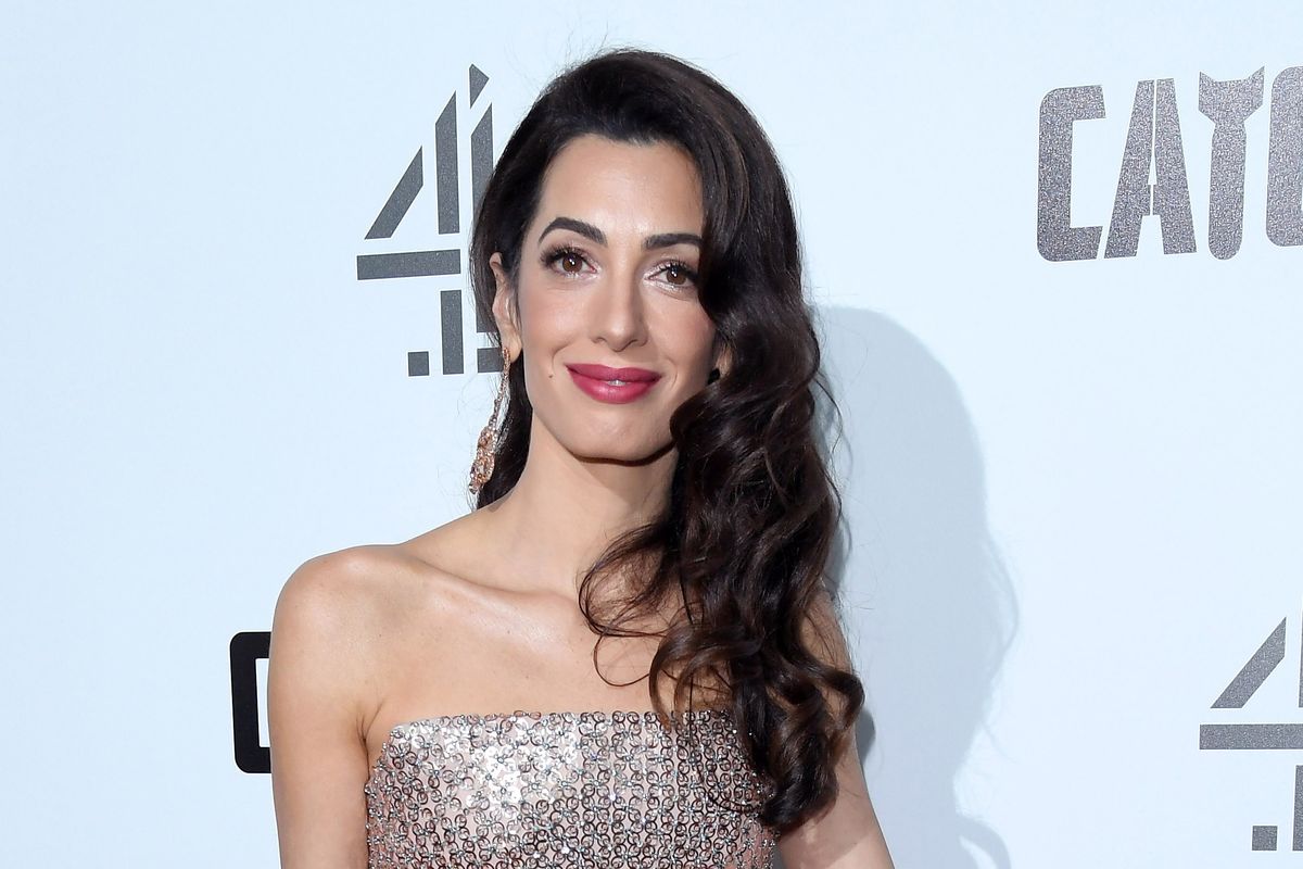 Acconciatura lunga Amal Clooney