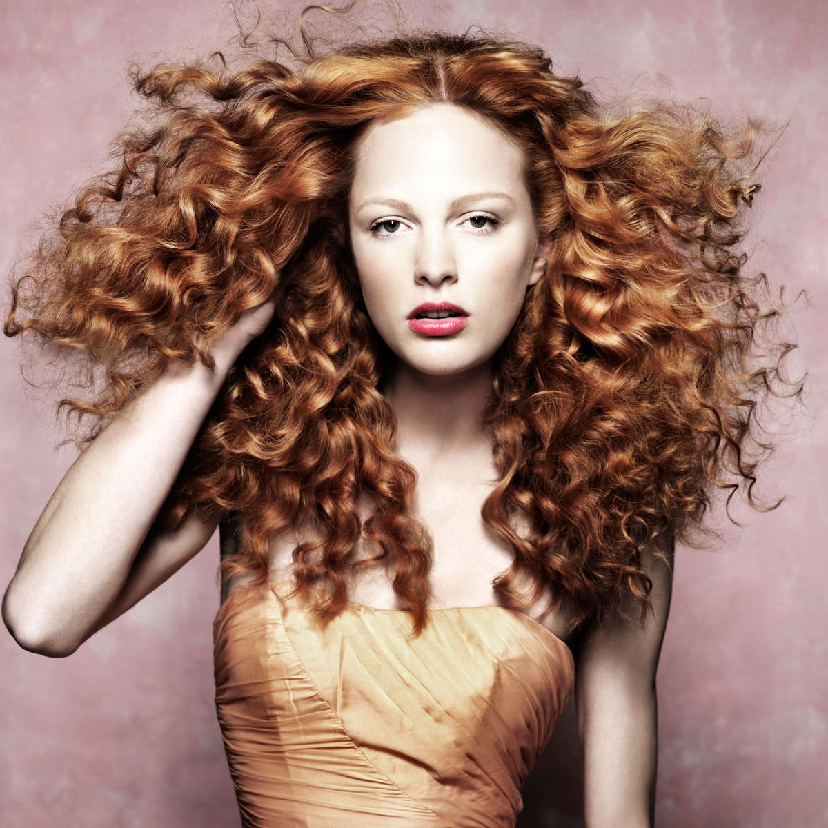 Come asciugare i capelli senza phon: acconciatura riccia rossa