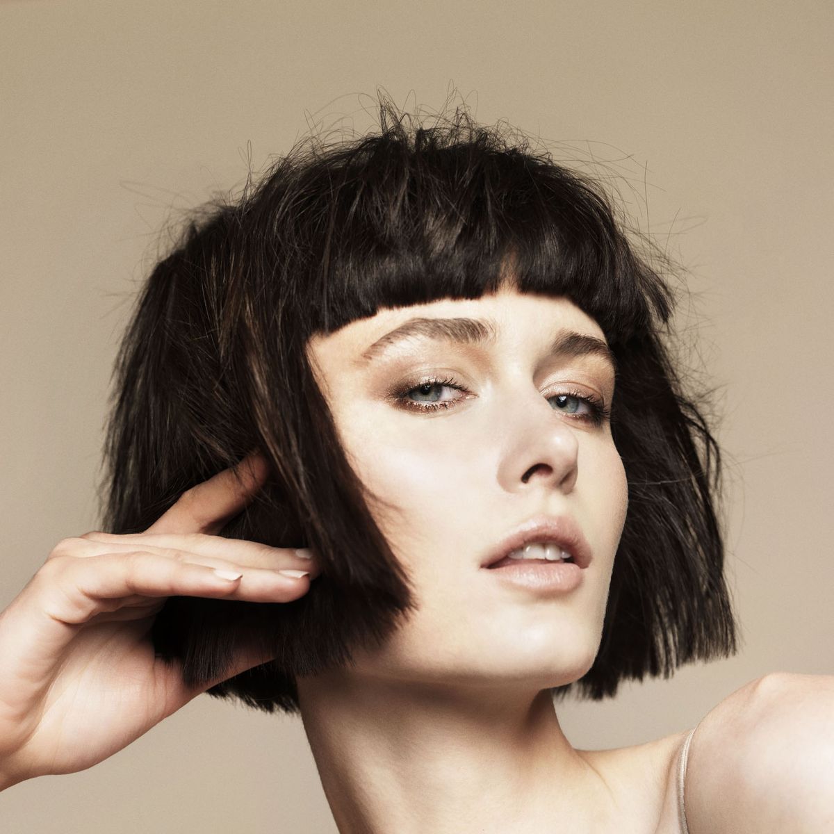 Come asciugare i capelli senza phon: taglio di capelli corto e disordinato con frangia