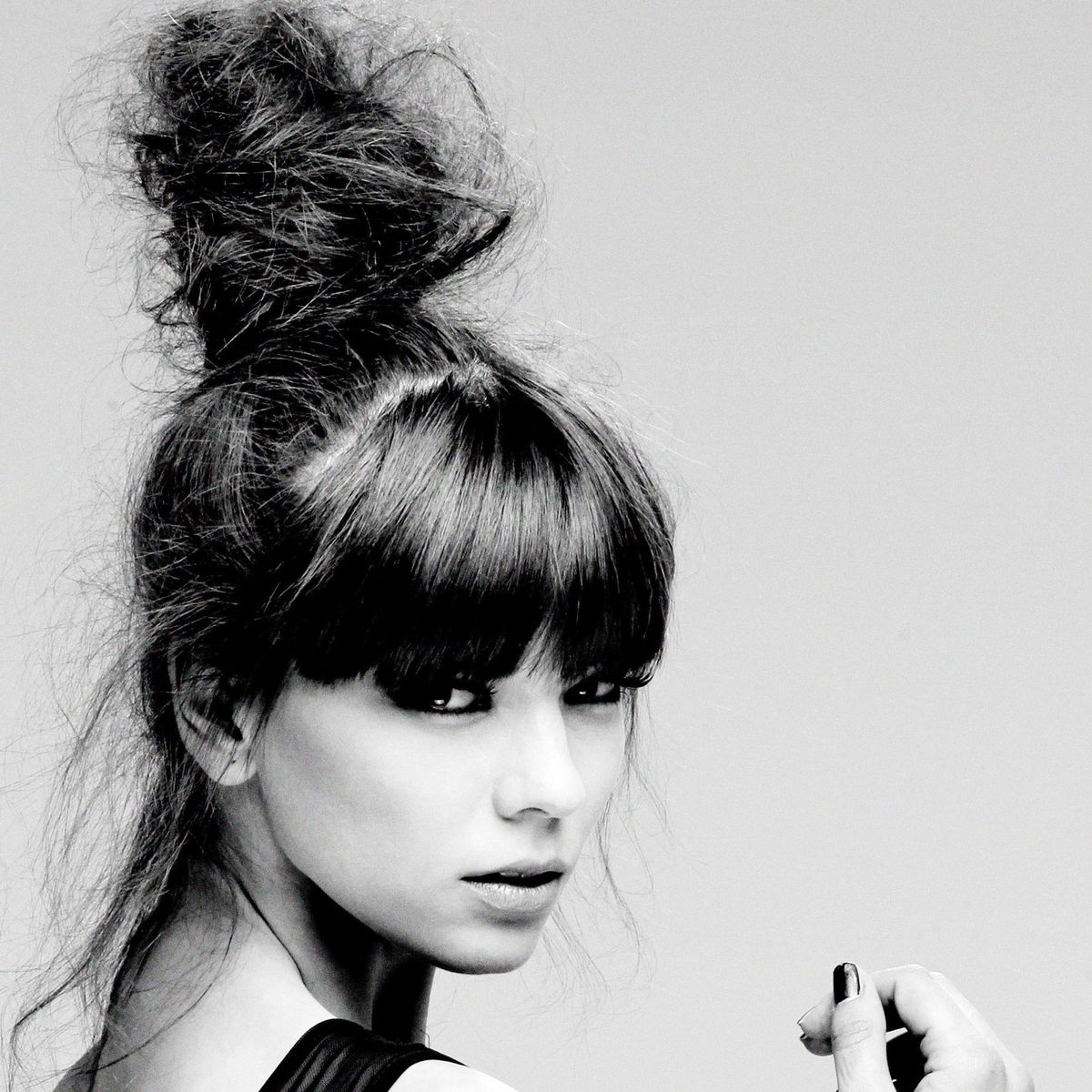 Come asciugare i capelli senza phon: acconciature disordinate con frangia