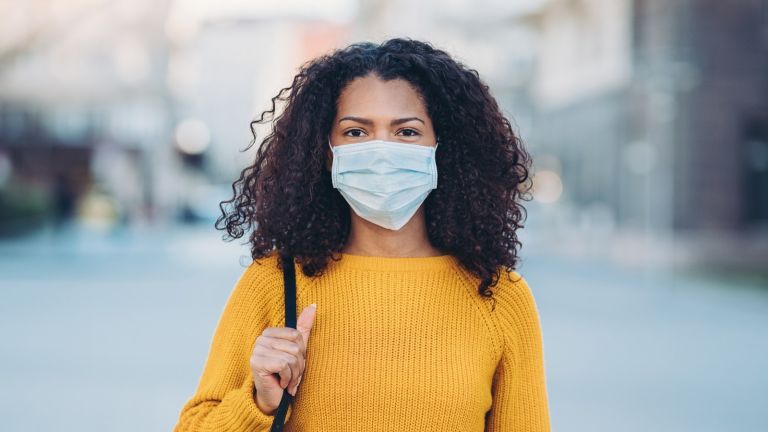femme portant un masque facial dans la rue