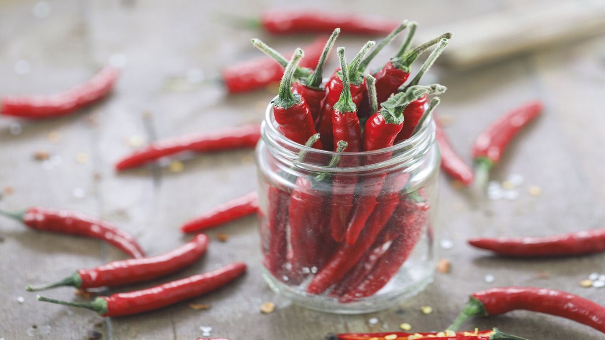 sklenená nádoba s chilli papričkami