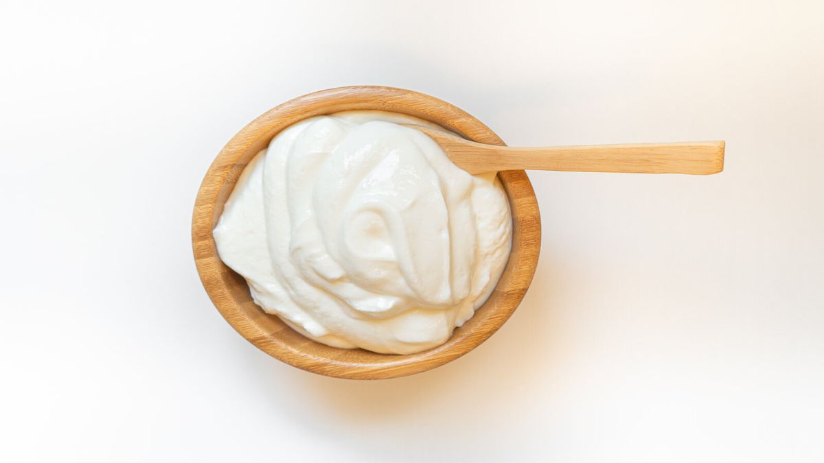 jogurt v drevenej miske