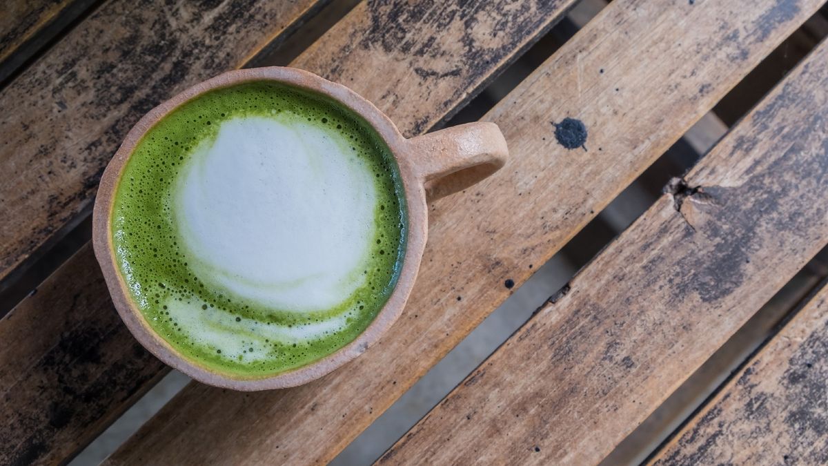 káva matcha na drevenom stole