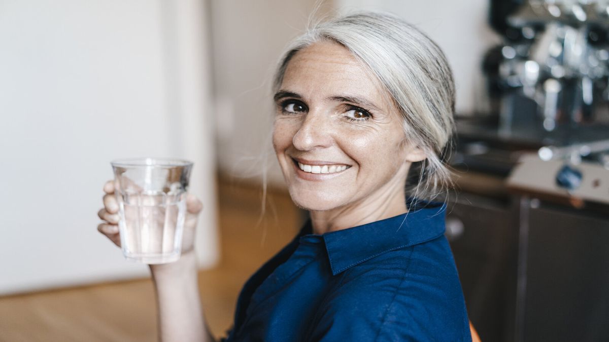 mulher mais velha bebendo água sem dieta de açúcar