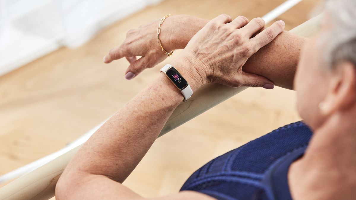 Fitbit s hodinovým displejom pre ženu