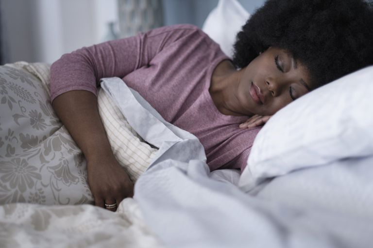 Die besten Kissen gegen Rückenschmerzen, die Unterstützung für einen angenehmeren Schlaf bieten