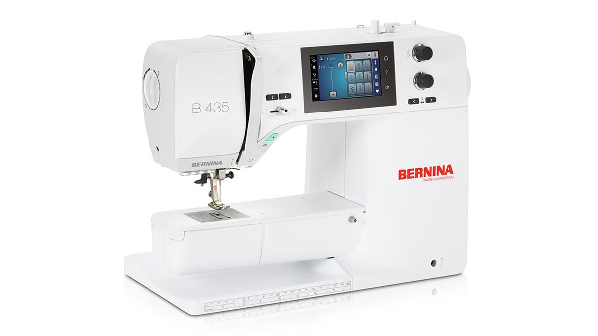 Nähmaschine Bernina 435: verfügt über durchdachte und robuste Designelemente, einschließlich Jumbo-Spulen, die zu weniger Unterbrechungen beim Nähen führen und der mitgelieferte Aufschiebetisch bietet viel Platz zum Nähen