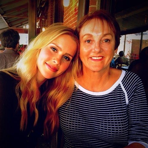 Claire Holt madre