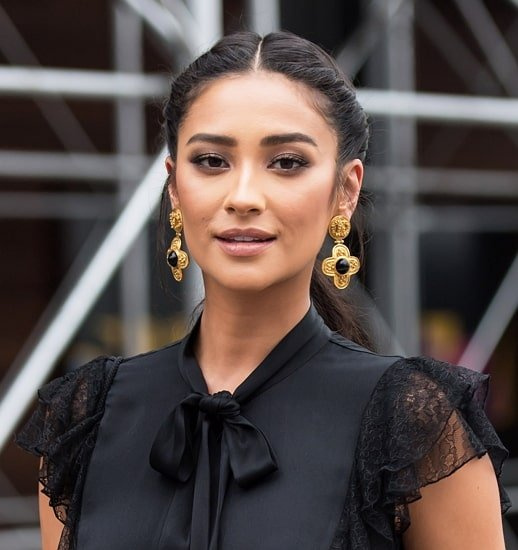 Shay Mitchell Wiki, amžius, grynoji vertė, vaikinas, šeima, biografija ir kt