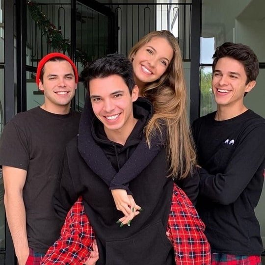 súrodenci brent rivera