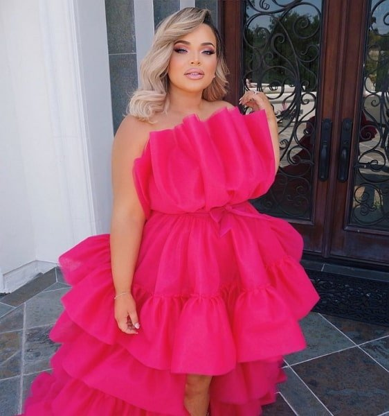Trisha jej platí