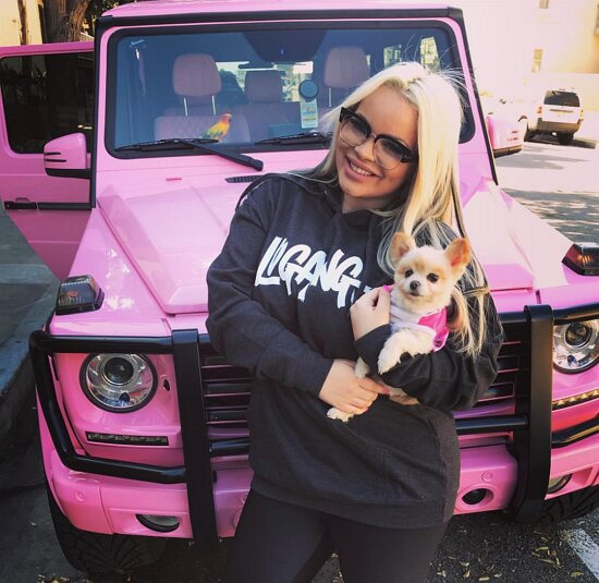 Trisha jej platí