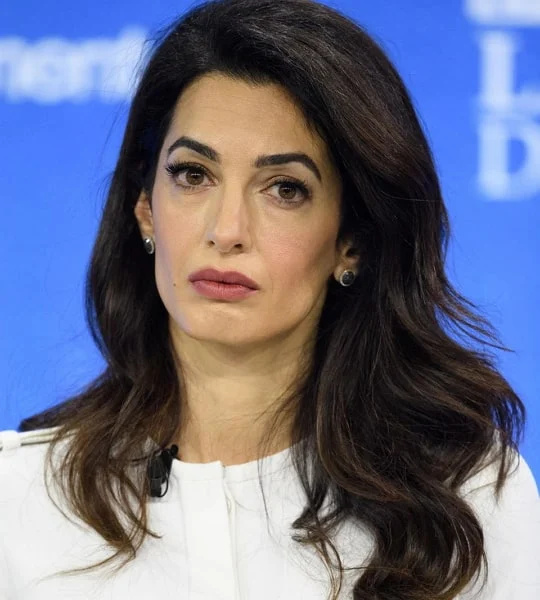 Amal Clooney Età, patrimonio netto, marito, famiglia e biografia