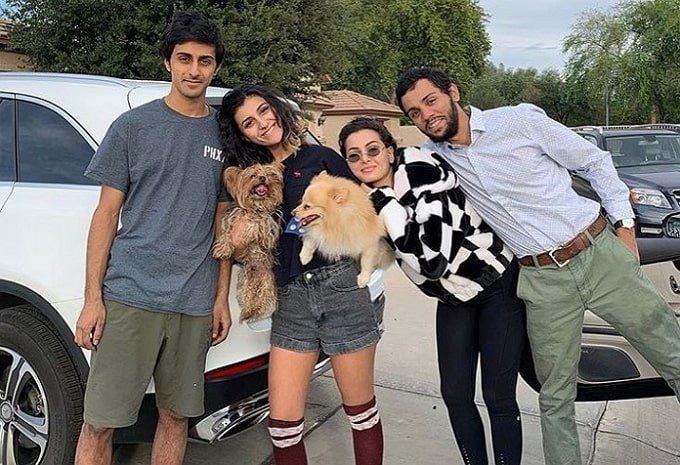   sssniperwolf s svojimi brati in sestrami
