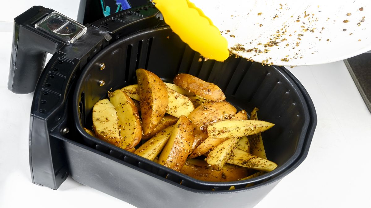 Patatas fritas en una canasta de freidora