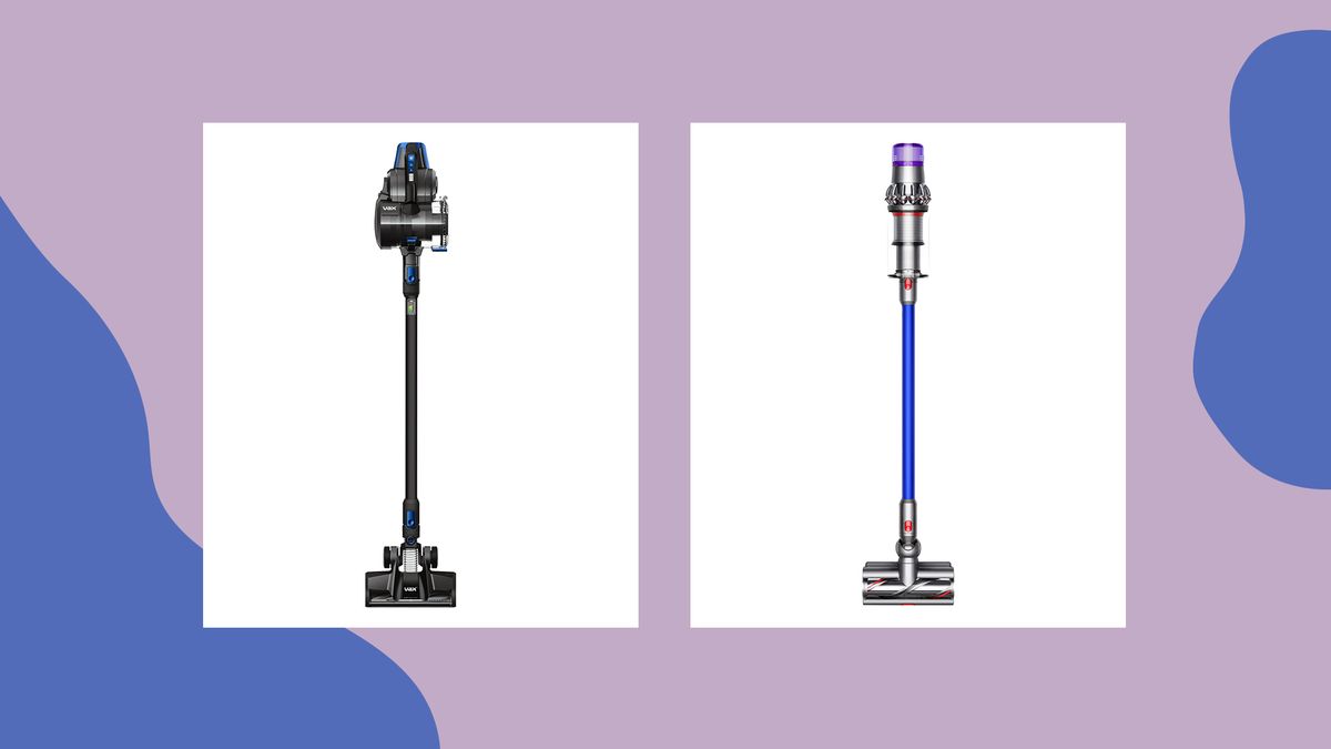 продуктови снимки на Vax Blade 2 Max и Dyson V11 Absolute акумулаторни прахосмукачки на люляк фон със сини форми