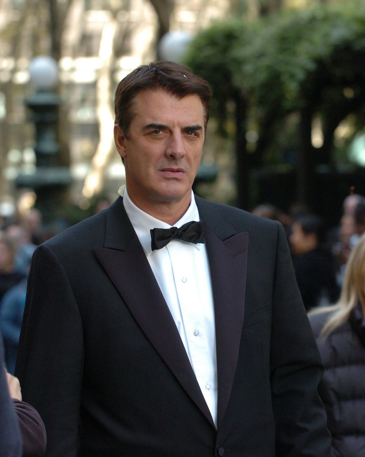 STATI UNITI - 12 OTTOBRE: Sarah Jessica Parker affronta Chris Noth (Mr Big) e lo colpisce con un bouquet da sposa il giorno del suo matrimonio quando lui la alza in piedi il giorno del suo matrimonio ... durante le riprese di Sex and the City su w40th St fuori dalla Biblioteca pubblica di New York .. (in questa scena non è chiaro se ciò stia effettivamente accadendo o se sia una scena da sogno nel film) (Foto di Richard Corkery/NY Daily News Archive via Getty Images)