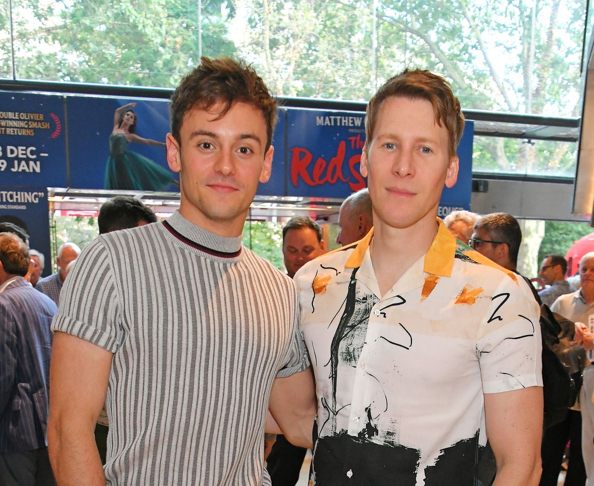 Londres, Inglaterra - 11 de agosto: Tom Daley (L) y Dustin Lance Black asistir a la actuación nocturna de prensa de