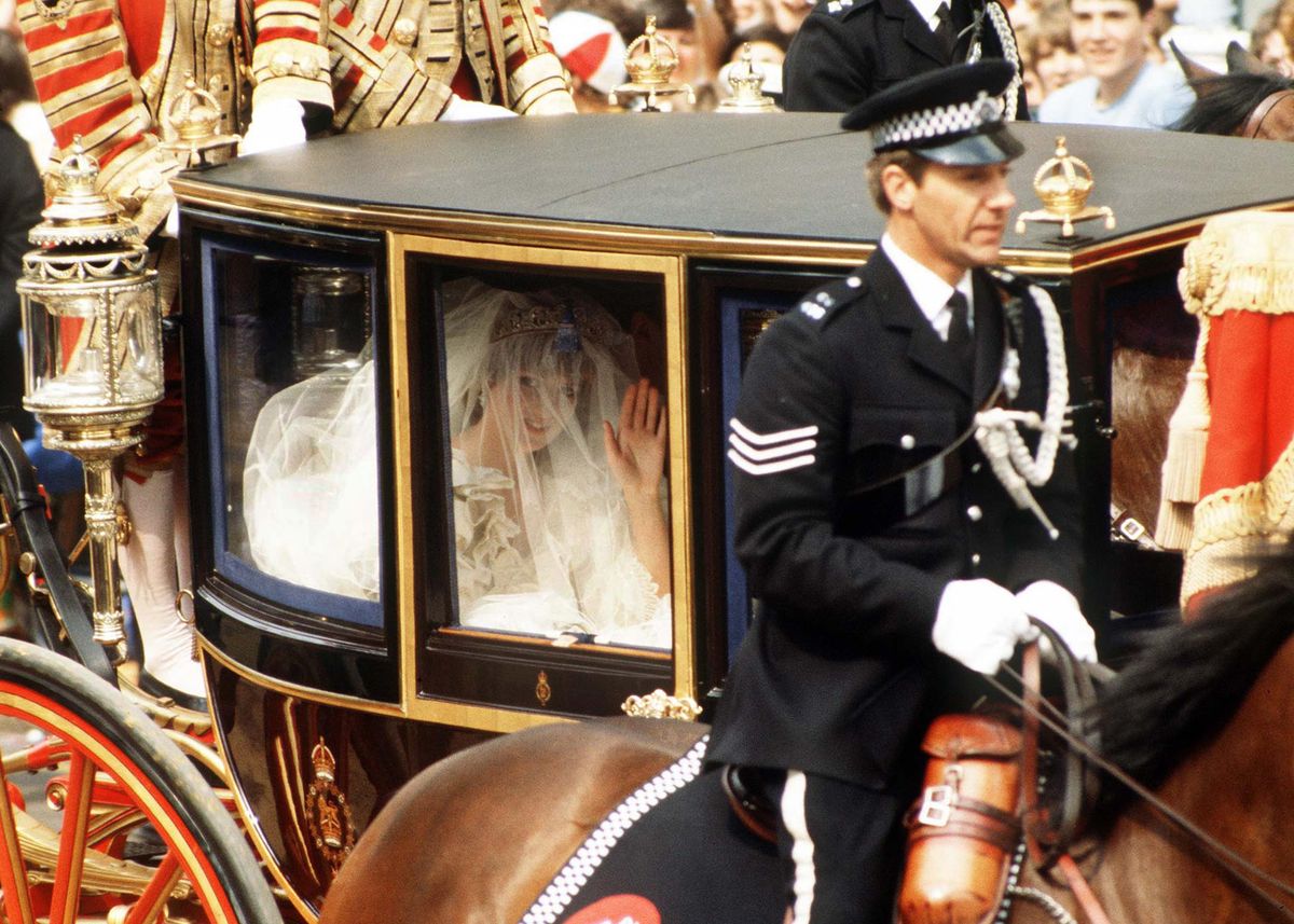 Lady Diana Spencer potuje z avtobusom v St Paul