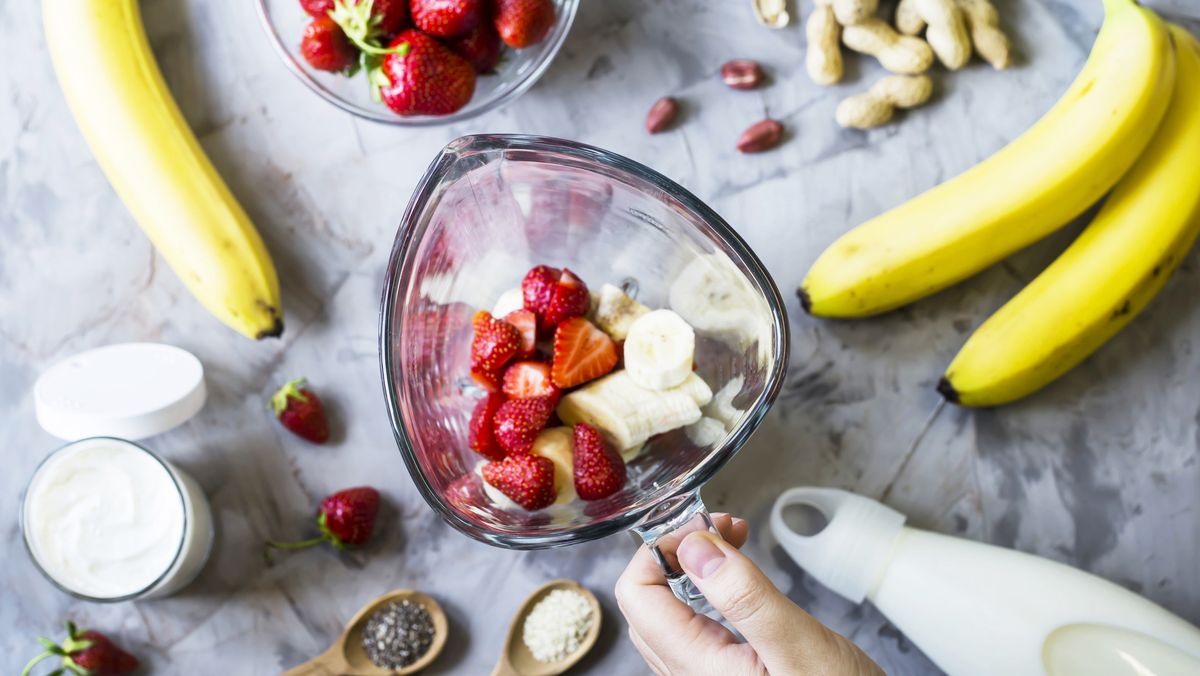 licuadora con fruta en la mesa
