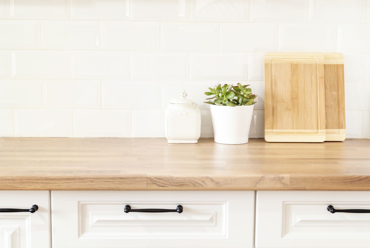 encimera de cocina con desorden mínimo, cómo organizar una cocina