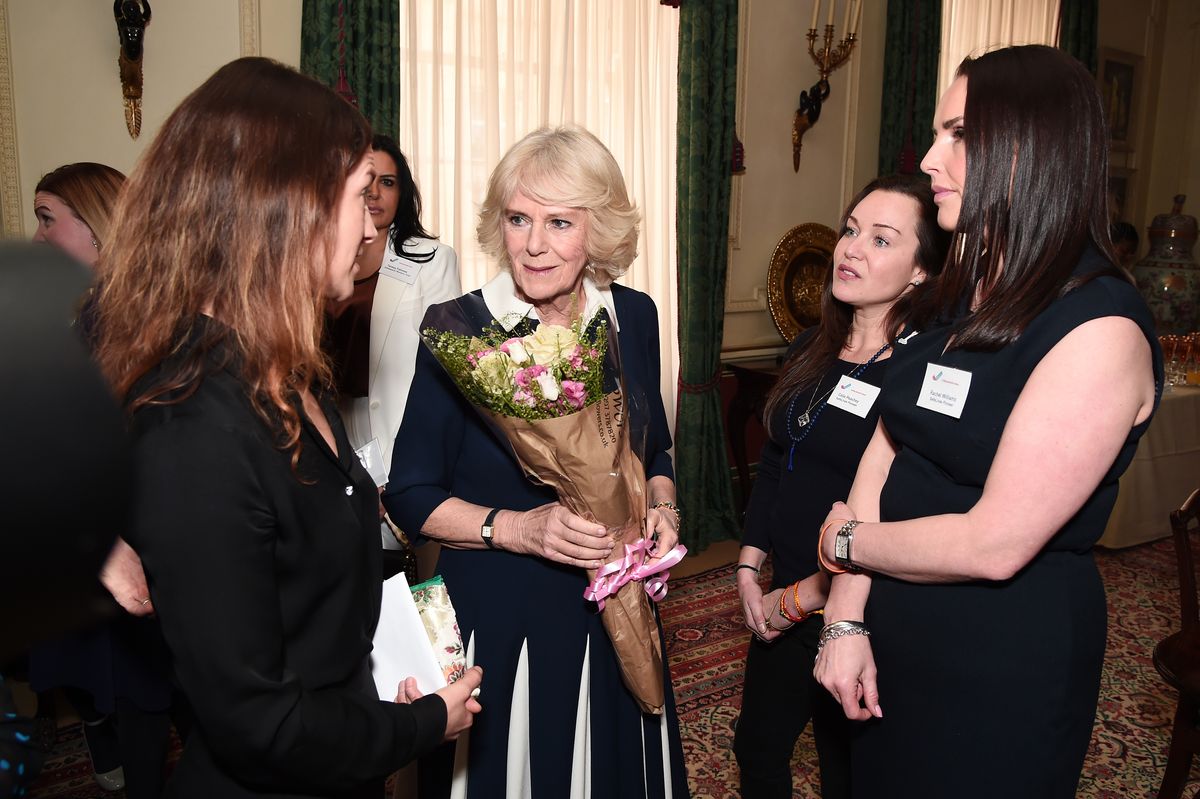 La duquesa de Cornwall conversa con (de izquierda a derecha), directora ejecutiva de SafeLives, Suzanne Jacob, y las pioneras de SafeLives, Celia Peachey y Rachel Williams, durante una recepción por el 15 aniversario de la organización benéfica de abuso doméstico SafeLives, en Clarence House en Londres.