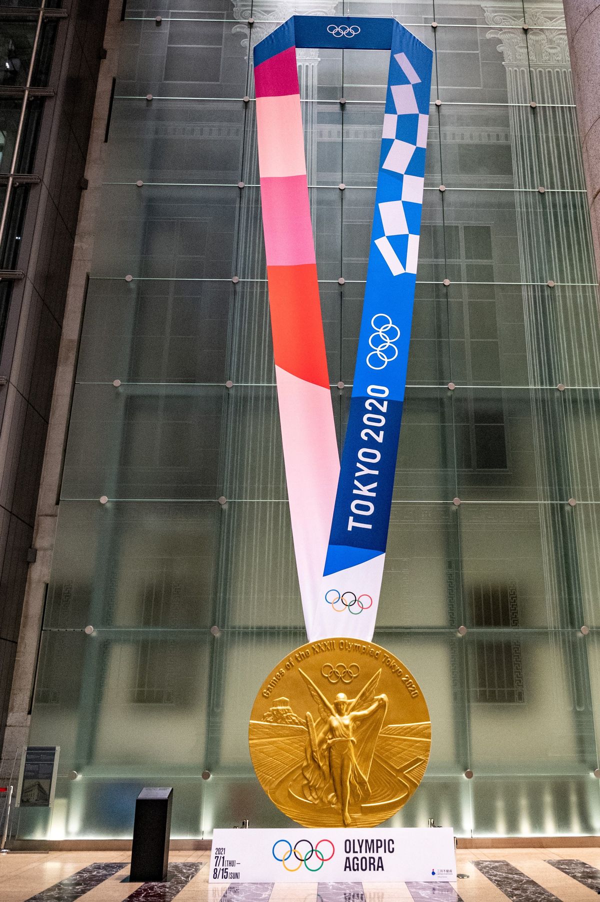 To zdjęcie przedstawia dużą reprodukcję złotego medalu Igrzysk Olimpijskich w Tokio 2020 w ramach wydarzenia Agora Olimpijska w Mitsui Tower w Tokio 14 lipca 2021 r.