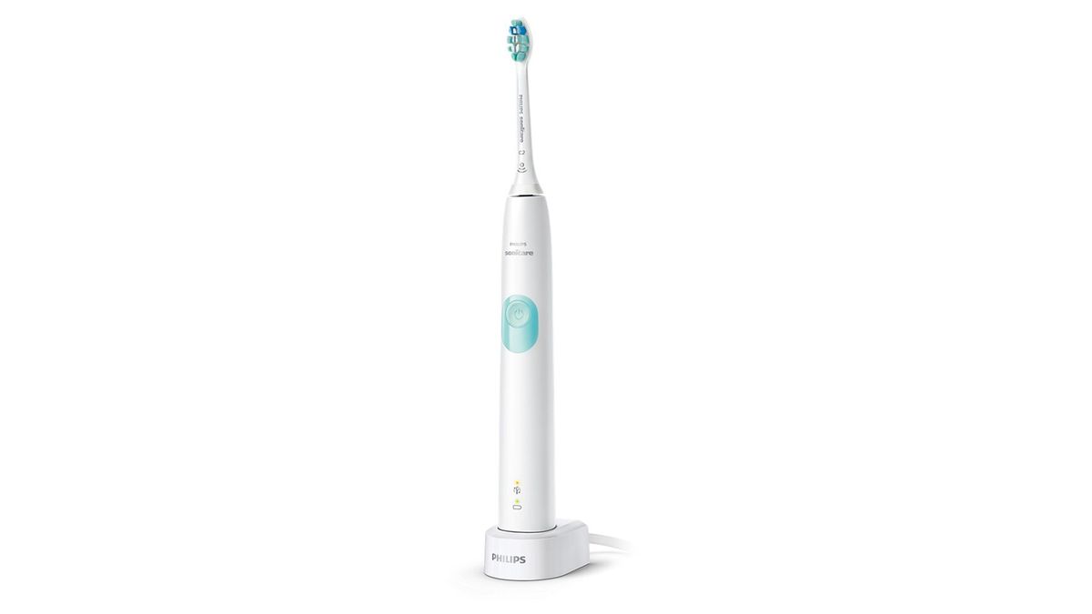 Električna zobna ščetka Philips ProtectiveClean 4100 v beli in modri barvi na polnilni postaji, ena od w & h