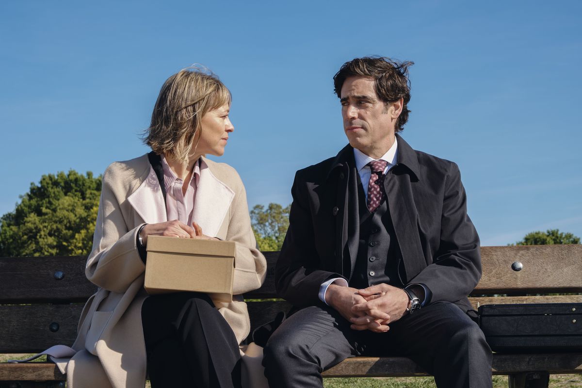 Stephen Mangan et Nicola Walker dans BBC One