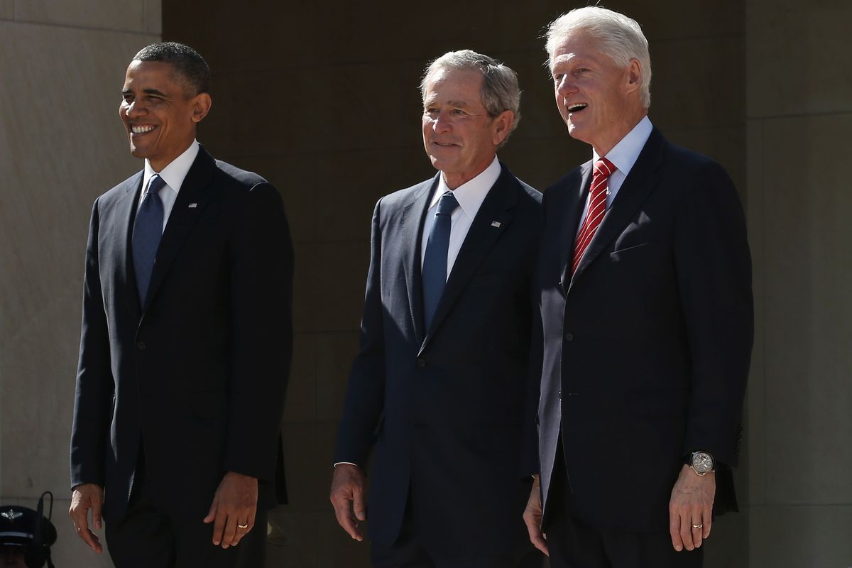 Les anciens présidents Bush, Obama et Clinton