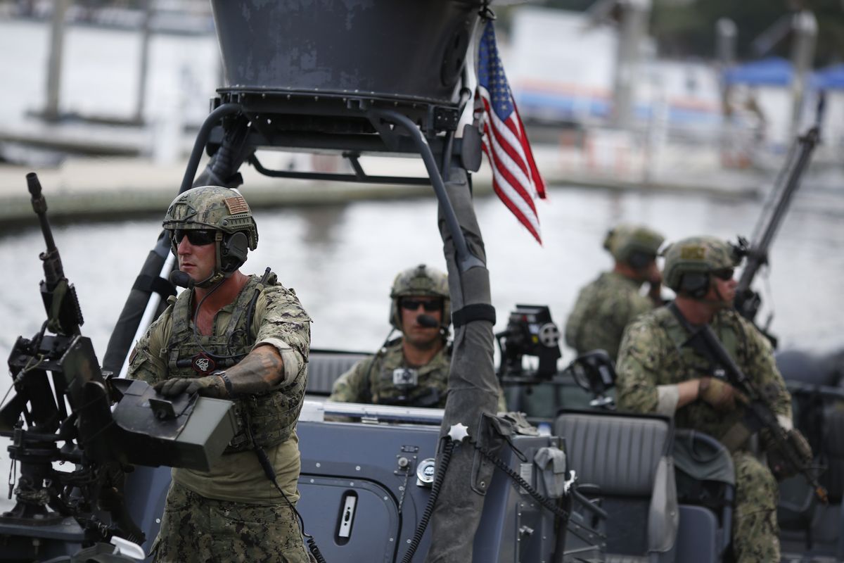 Tripulantes de combate-naves de guerra especial de la Marina de los EE. UU. (SWCC) pilotean un bote inflable de casco rígido (RHIB) durante un ejercicio de capacidades de las Fuerzas de Operaciones Especiales Internacionales fuera de la Conferencia de la Industria de las Fuerzas de Operaciones Especiales (SOFIC) en Tampa, Florida, EE. UU., El miércoles 25 de mayo , 2016. La conferencia proporcionará un foro para los militares, incluidos los países socios, el gobierno, el mundo académico y las partes interesadas de la industria, para establecer contactos y discutir cómo apoyar mejor a las Fuerzas de Operaciones Especiales (SOF) globales en la actualidad.