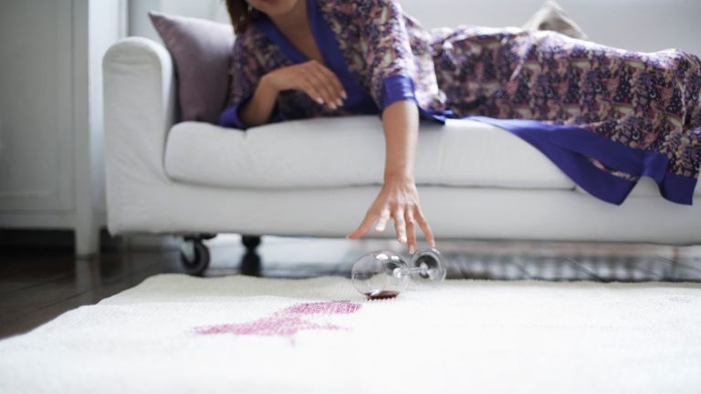 Como remover manchas de vinho, Woman Reaching for Fallen Wine Glass