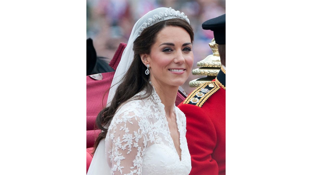 LONDRES, REINO UNIDO - 13 DE JANEIRO: Catherine, Duquesa de Cambridge, a caminho do Palácio de Buckingham, após seu casamento na Abadia de Westminster em 29 de abril de 2011 em Londres, Inglaterra. (Foto de Mark Cuthbert / UK Press via Getty Images)