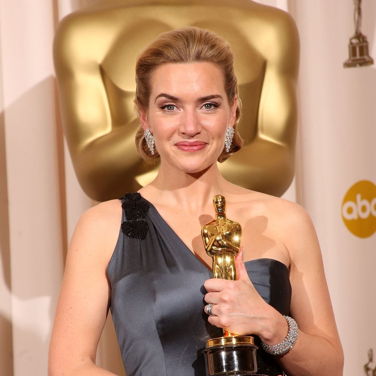 Igralka Kate Winslet pozira po tem, ko je prejela nagrado za najboljšo igralko