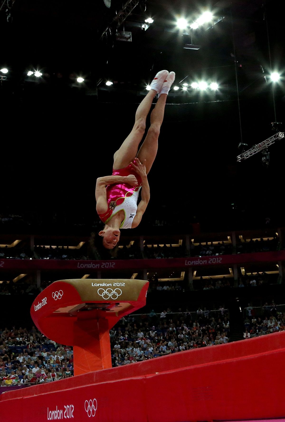 Oksana Chusovitina z Nemecka súťaží na trezore medzi ženami z umeleckej gymnastiky