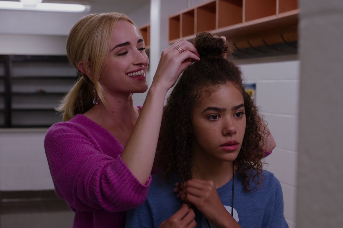 Brianne Howey e Antonia Gentry no Netflix