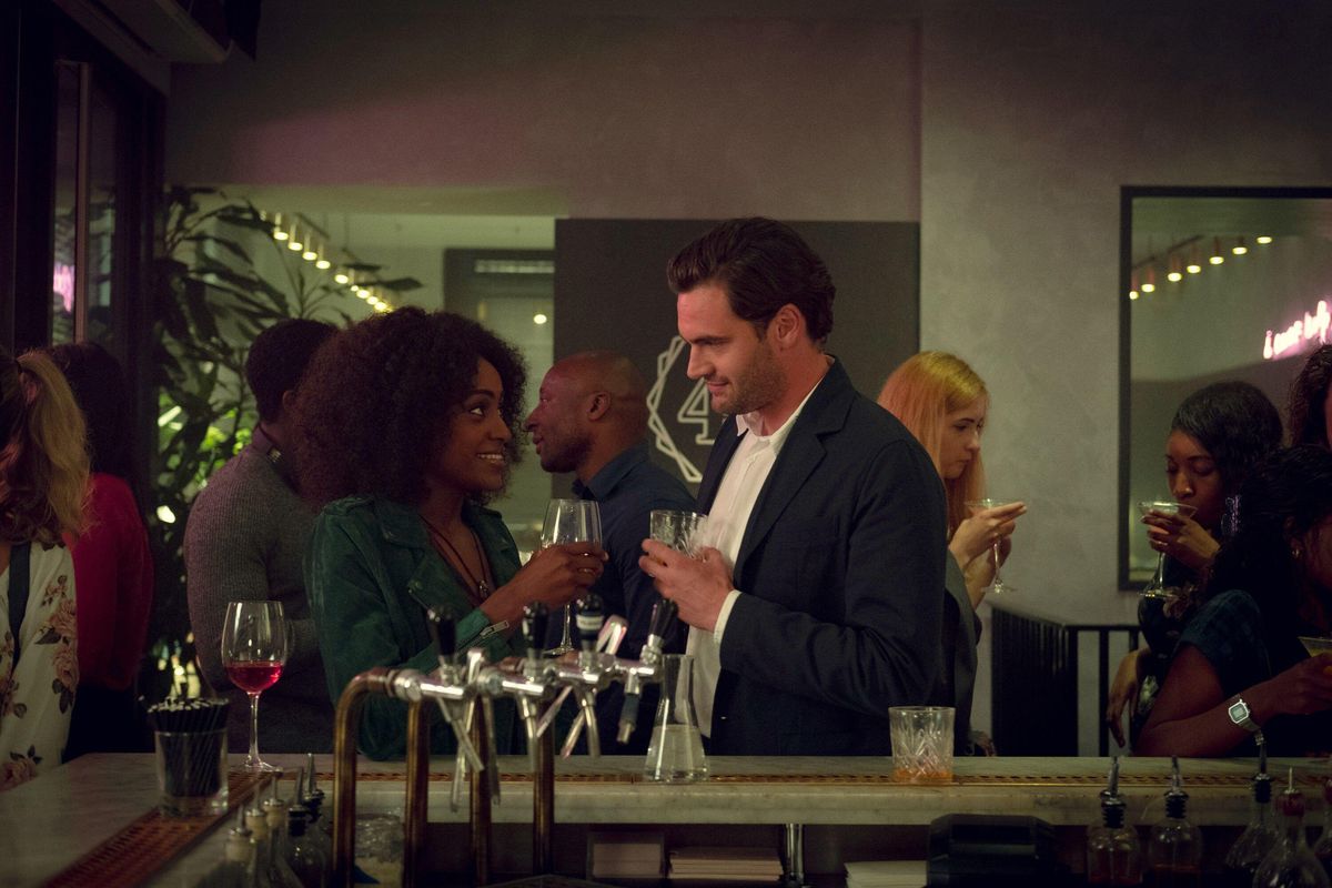ATRÁS DE SEUS OLHOS, a partir da esquerda: Simona Brown, Tom Bateman, (temporada 1, ep. 102, exibido em 17 de fevereiro de 2021)