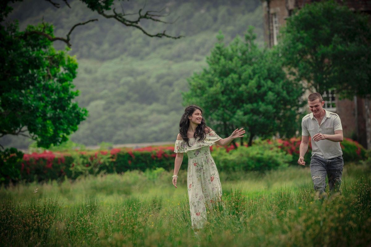 ATRÁS DE SEUS OLHOS, a partir da esquerda: Eve Hewson, Robert Aramayo, (temporada 1, ep. 109, exibido em 17 de fevereiro de 2021)