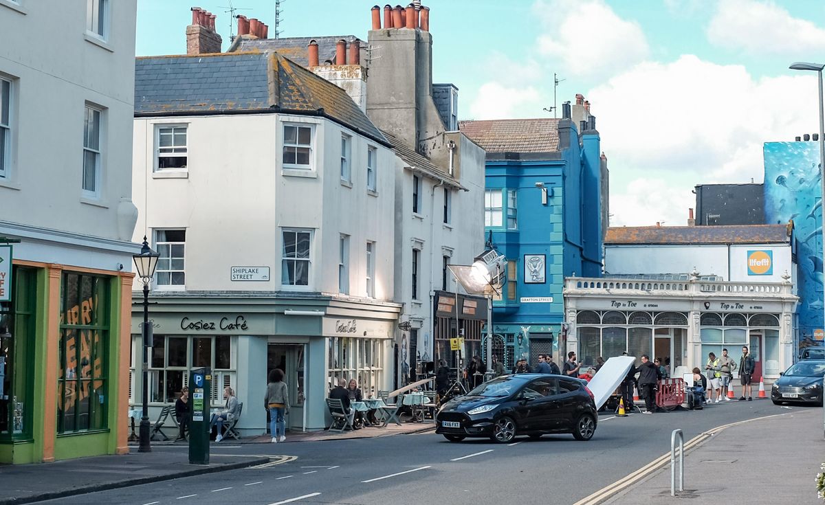 Brighton, Reino Unido, 5 de setembro de 2019 - Um novo programa da Netflix chamado Behind Her Eyes sendo filmado no café Cosiez em St James