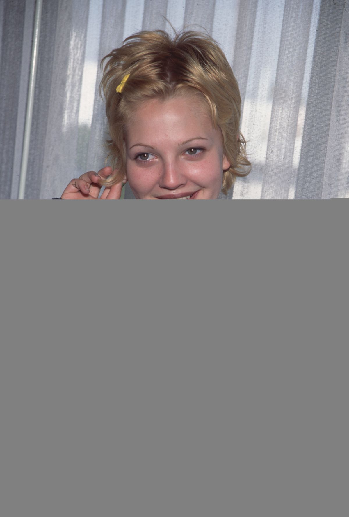 90er Jahre Make-up dünne Brauen zeichneten Barrymore