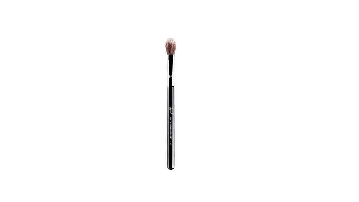 mejores pinceles de maquillaje: Sigma Beauty F03 - High Cheekbone Highlighter