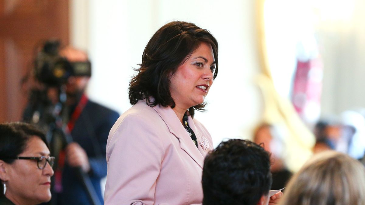 WELLINGTON, NOUVELLE-ZÉLANDE - 06 NOVEMBRE : le Dr Ayesha Verrall prête serment lors d