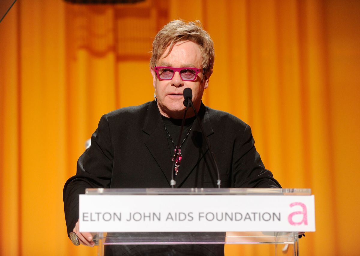 Hudobník Elton John hovorí na pódiu na 19. ročníku udeľovania cien Akadémie udeľovania cien Eltona Johna AIDS za nadáciu, ktoré sa konalo 27. februára 2011 v západnom Hollywoode v Kalifornii. (Foto Dimitrios Kambouris/WireImage)
