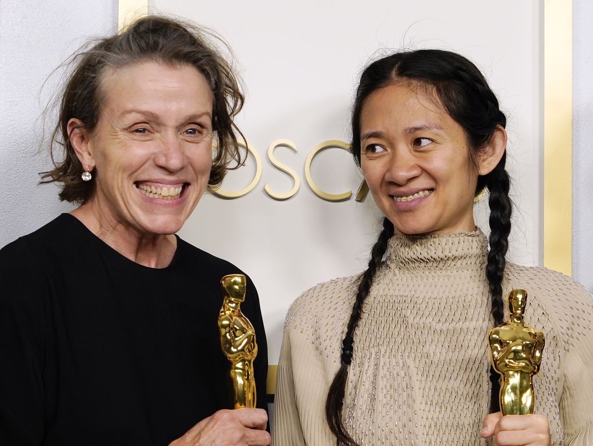 Frances McDormand y Chloe Zhao, ganadoras de Mejor Película por