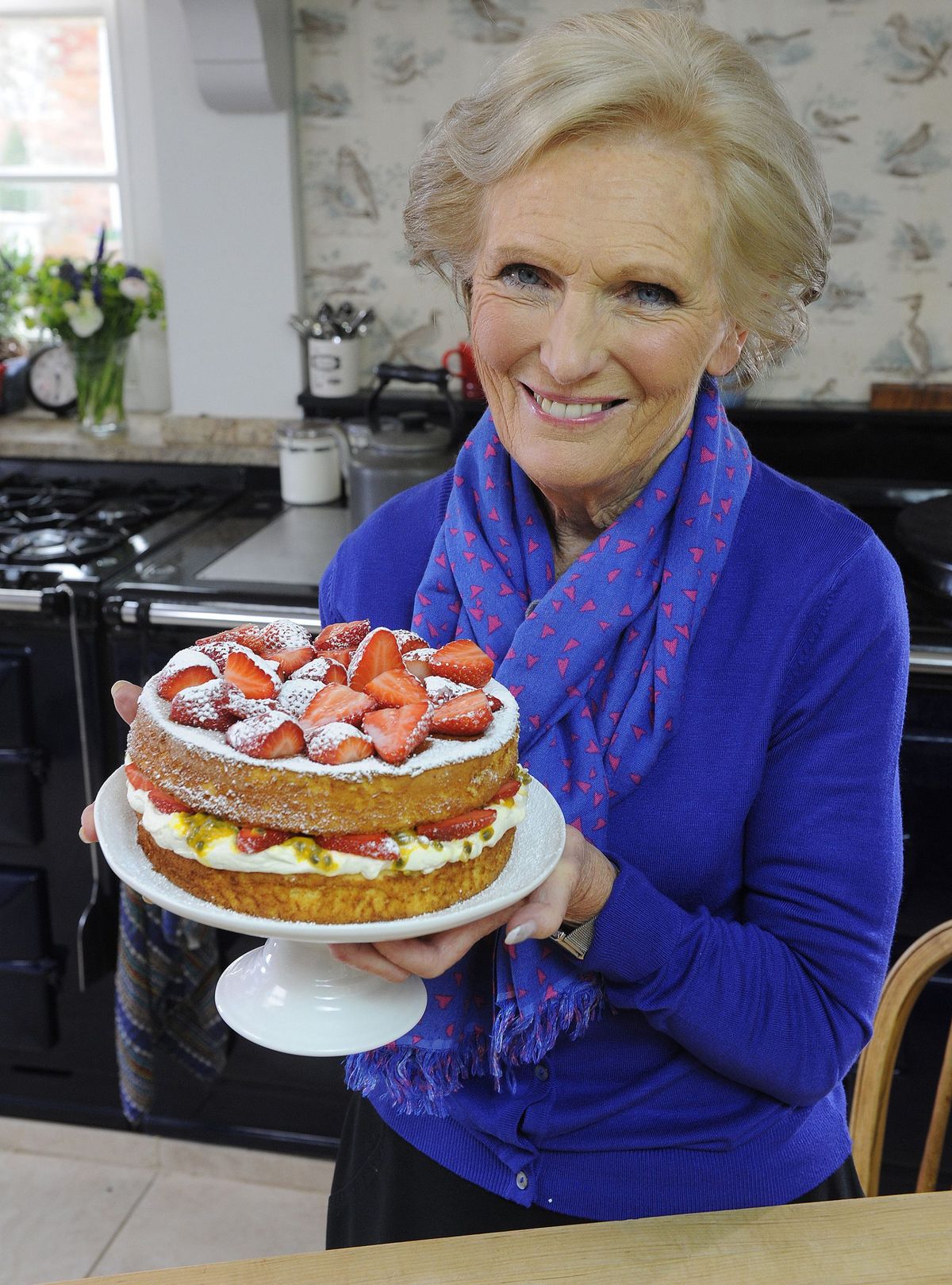 Mary Berry com um bolo de esponja Victoria
