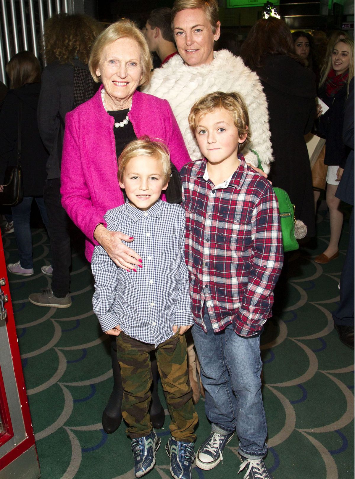 Mary Berry com seus netos