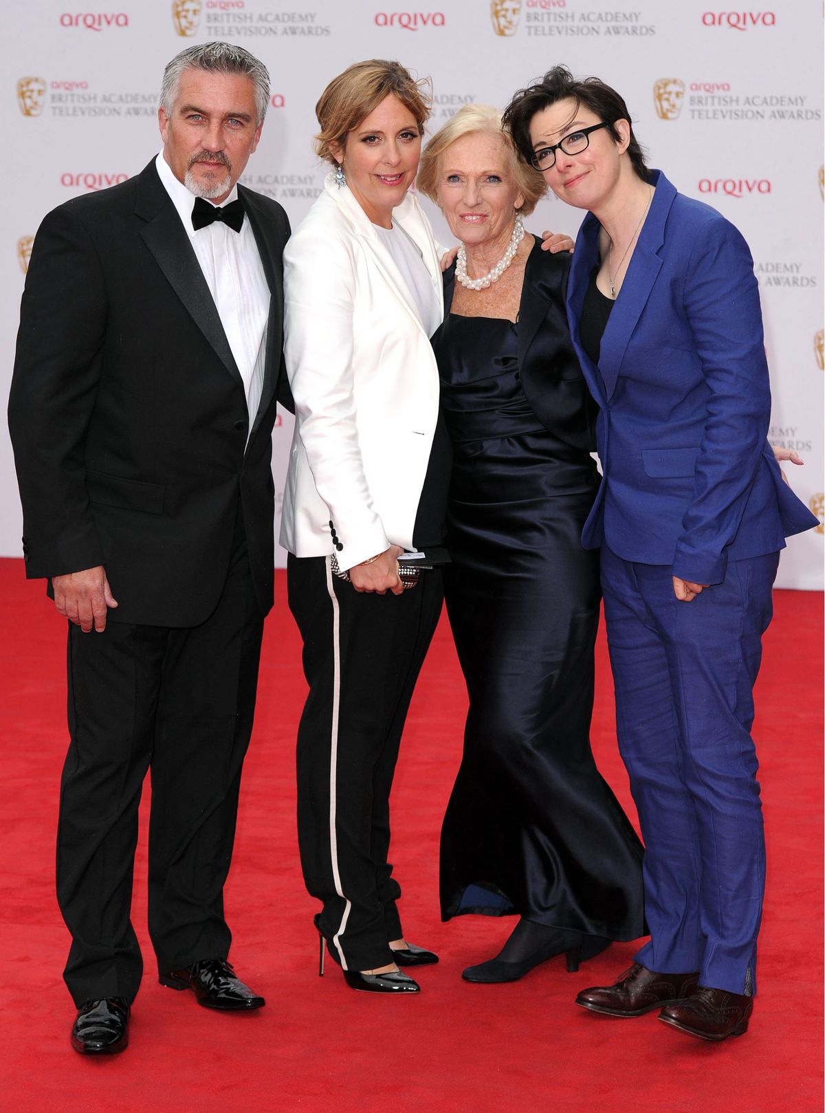Mary Berry com a equipe Great British Bake Off