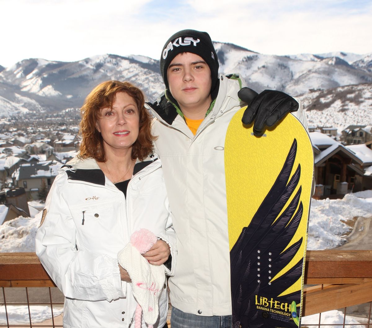 Susan Sarandon e Miles Robbins em Oakley